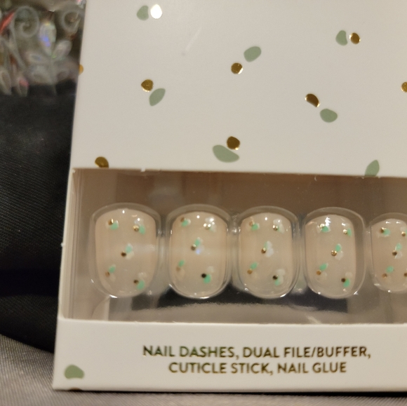 Red Aspen Nail Dashes 💅 - Picture 2 of 3